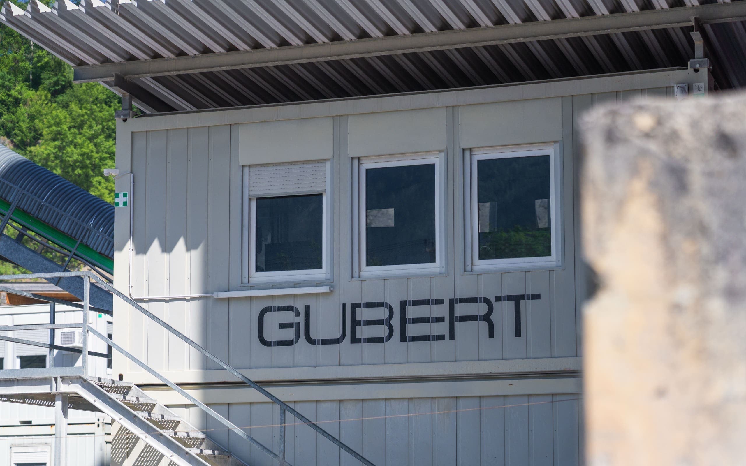 GUBERT-Schriftzug an der Fassade des Betriebsgebäudes