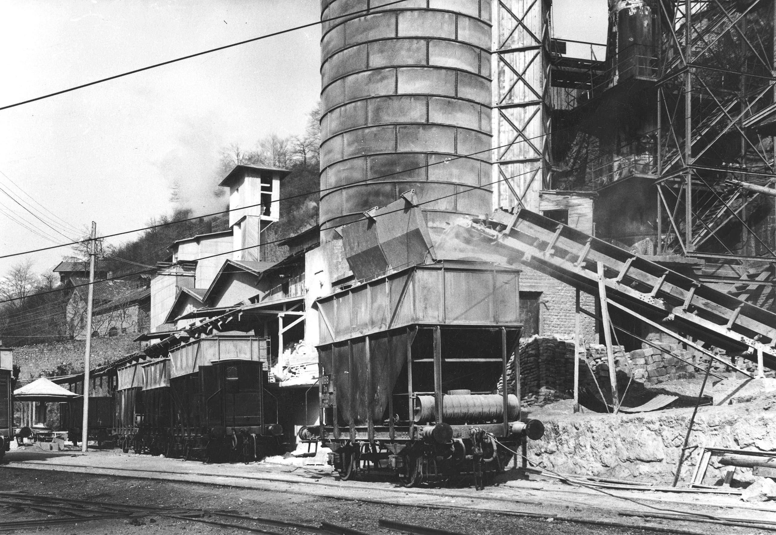 Historische Aufnahme des Kalkwerks Jenbach mit Förderanlagen