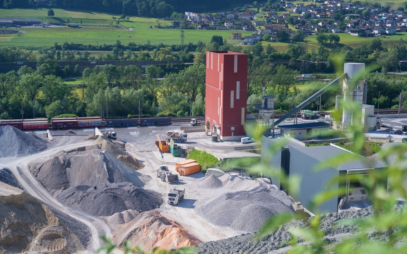 Luftaufnahme des Hauptstandorts Jenbach mit Aufbereitungsanlage