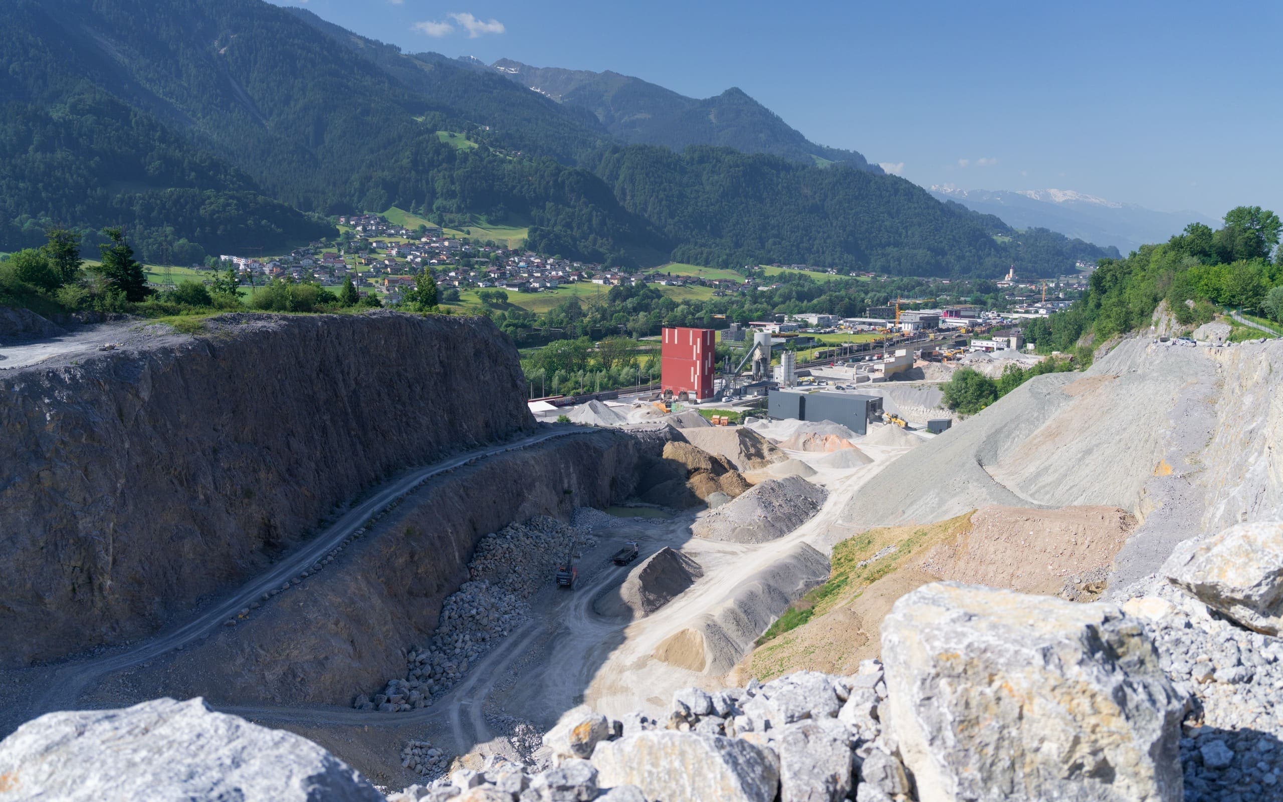 Blick über den Steinbruch Jenbach ins Inntal